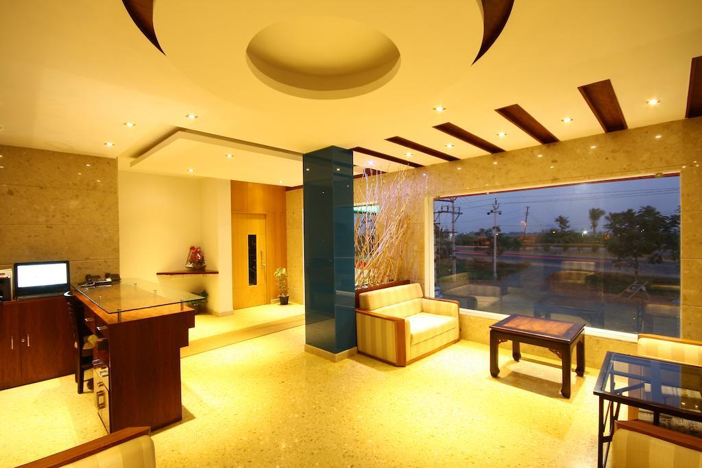 ホテル クレッシェント クレスト Sriperumbudur エクステリア 写真